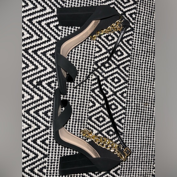 Black chunky heel with gold chain size 6 1/2 - Picture 2 of 5